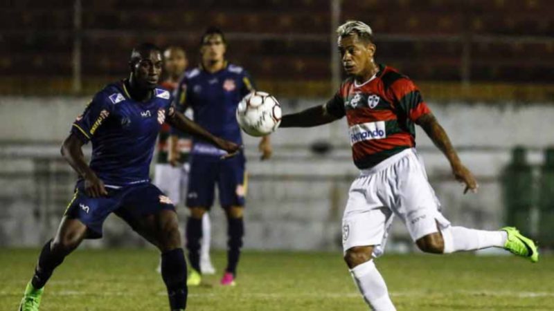 Marcelinho Paraíba: Com passagem por clubes como Flamengo e Grêmio, Marcelinho Paraíba acabou detido em 2011 após uma mulher fazer um Boletim de Ocorrência contra o craque. O caso, uma suposta tentativa de estupro, acontece em Campina Grande (PB). A mulher tinha marcas de violência, mas o jogador pagou fiança e foi liberado. -