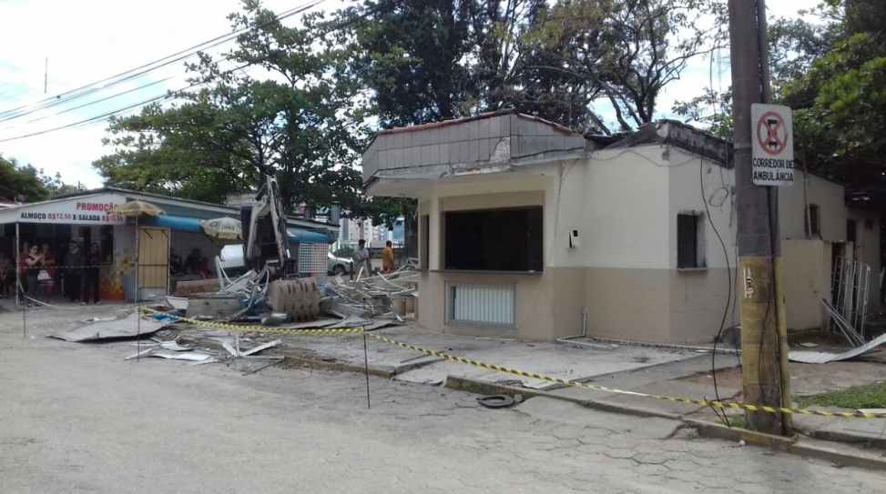 Quiosque é demolido no Hospital Regional - Michael Gonçalves/ND
