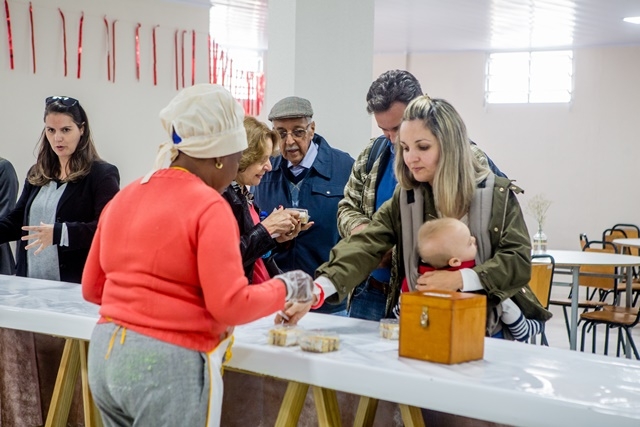 Mesmo casada, Ana Carolina aproveitou a venda dos bolos junto com a família - Flávio Tin/ND