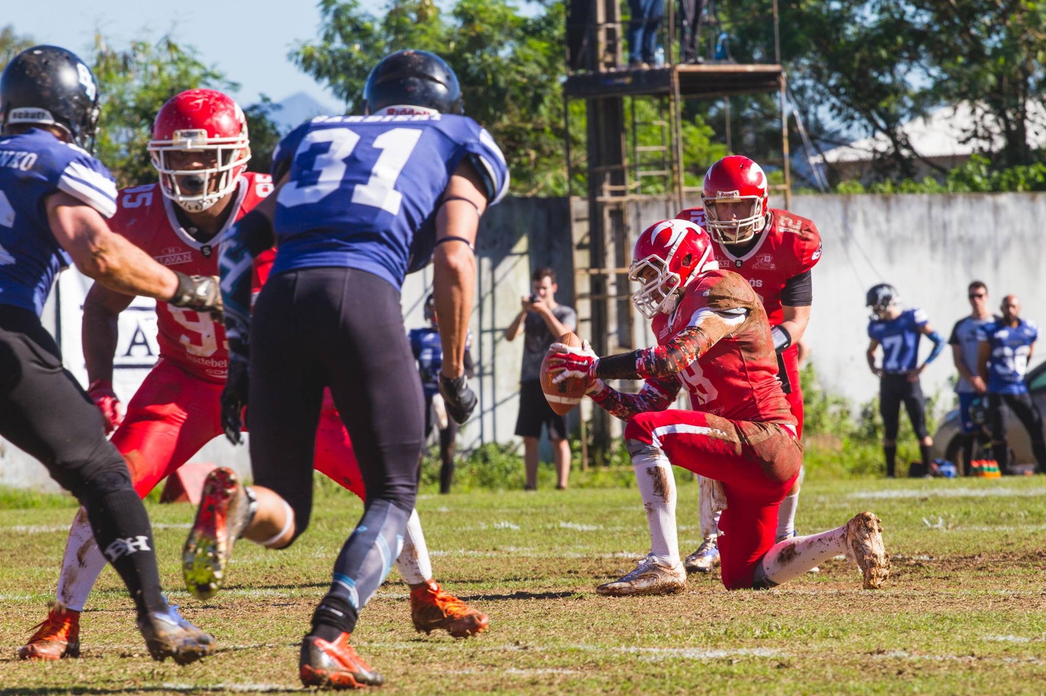 São José Istepôs (de uniforme vermelho), que conquistou o Estadual em 2013 e 2014, quer voltar a reinar no futebol americano - João Felipe Fotografia/Divulgação/ND