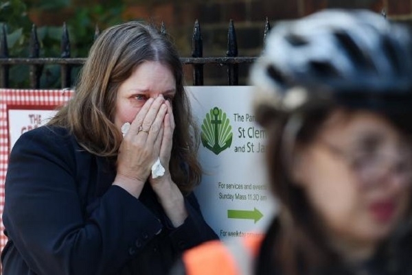 Testemunhas acompanham emocionadas o trabalho de combate ao fogo e resgate de vítimas do incêndio no edifício Grenfell Tower no bairro North Kensington, em Londres - Andy Rain/EPA/EFE/direitos reservados/Divulgação/ND