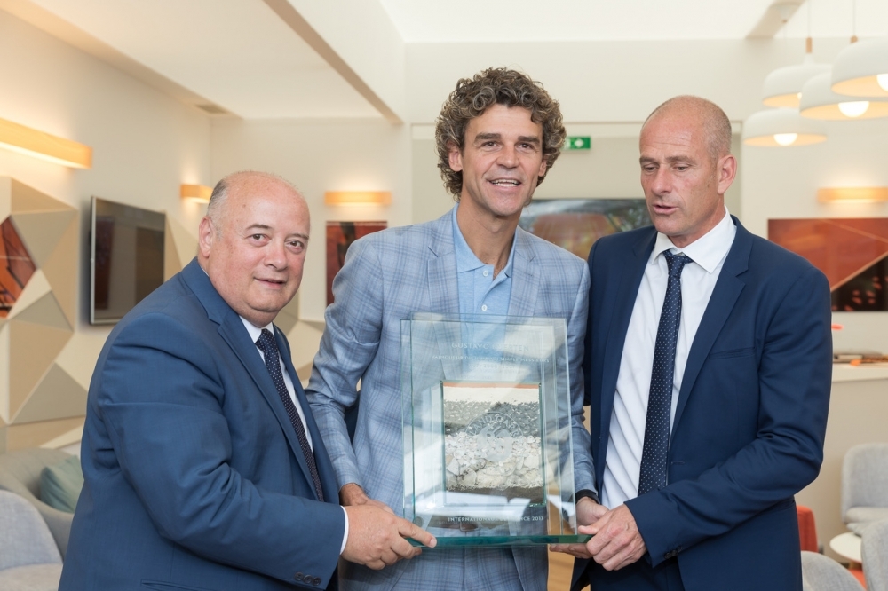 Guga foi homenageado por Bernard Giudicelli, presidente da FFT - Divulga&ccedil;&atilde;o FFT/ND