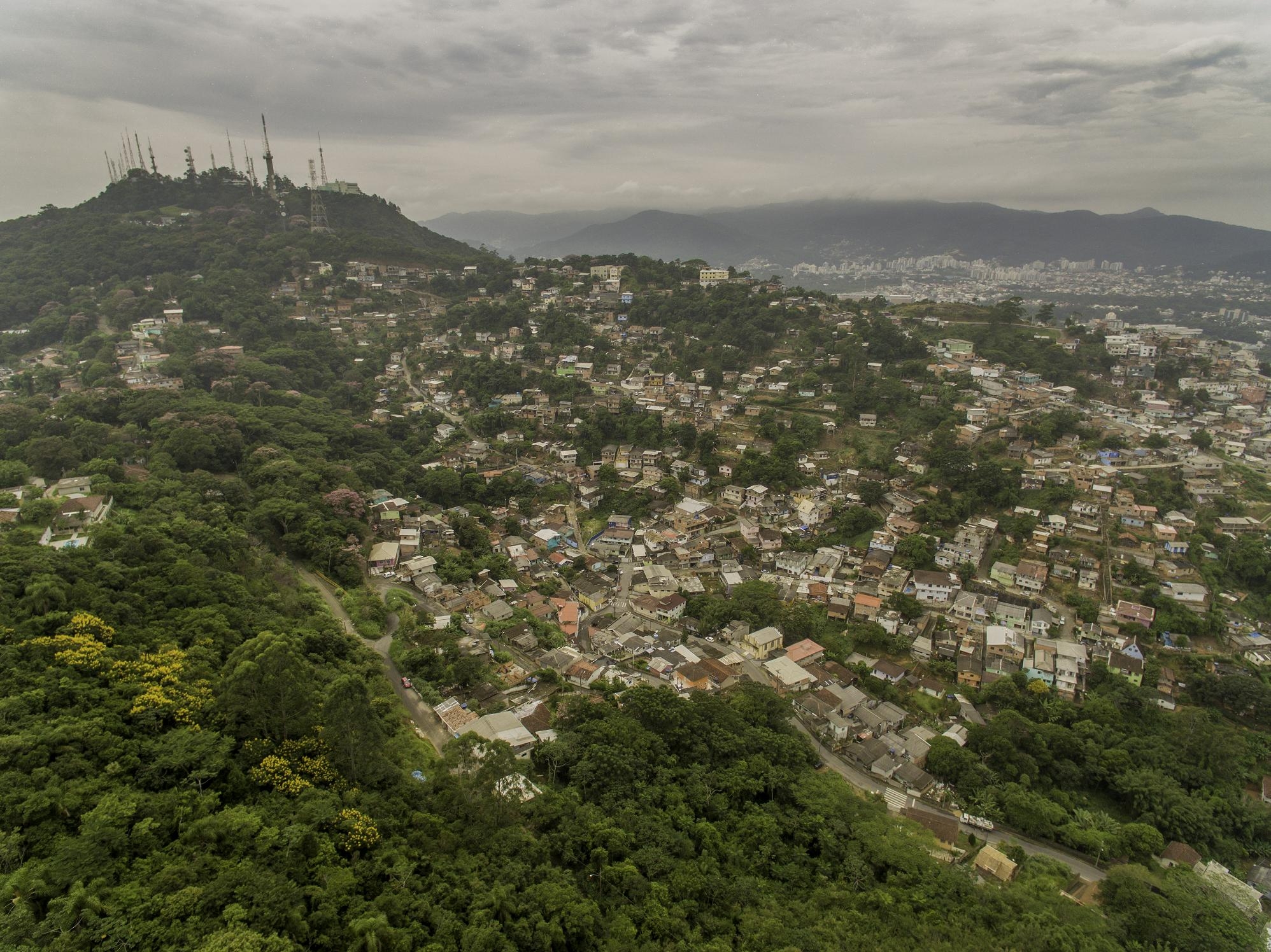 Obras no Maciço do Morro da Cruz estão mais uma vez paralisadas, desta vez por irregularidades na execução dos contratos - Flávio Tin/ND