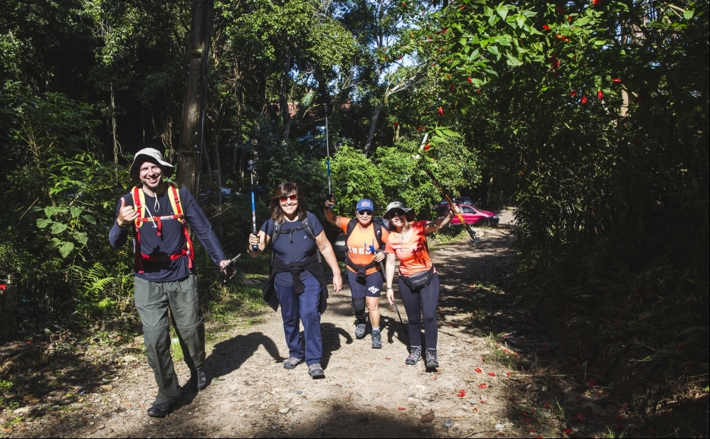 Pr&oacute;tese de perna n&atilde;o foi obst&aacute;culo para K&aacute;tia (de bon&eacute; azul), que vai percorrer o caminho espanhol em setembro de 2018 - Daniel Queiroz/ND