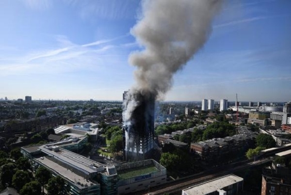 O edifício Grenfell Tower, em Londres, pegou fogo durante a madrugada desta quarta-feira - Andy Rain/EPA/EFE/direitos reservados/Divulgação/ND