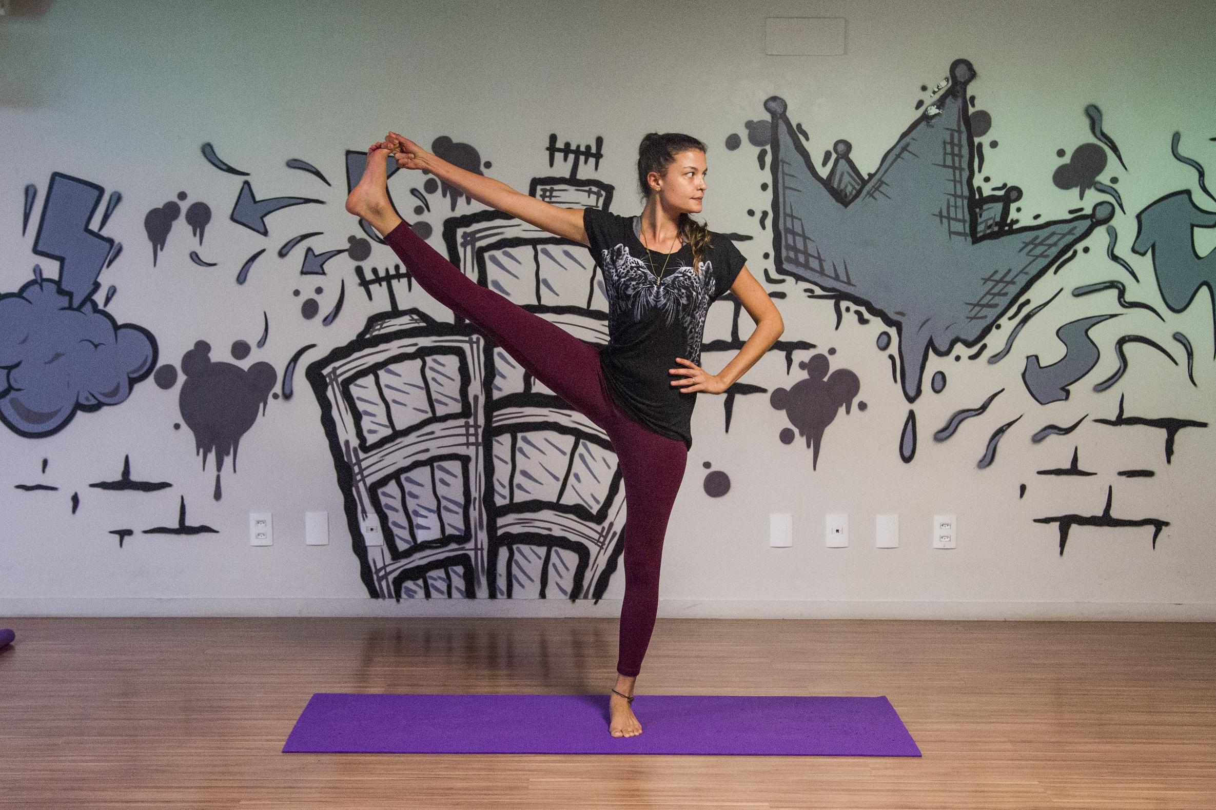 Ex-jornalista, a professora de yoga Ana Paula Linhares tem aulas lotadas - Marco Santiago/ND