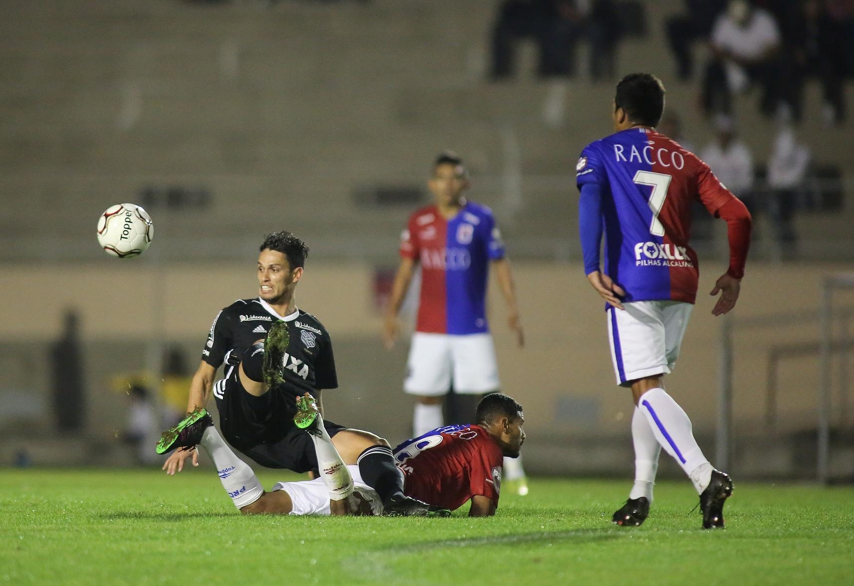 Henan é um dos artilheiros do Figueira, mas passou em branco neste jogo - PR Press/Folhapress