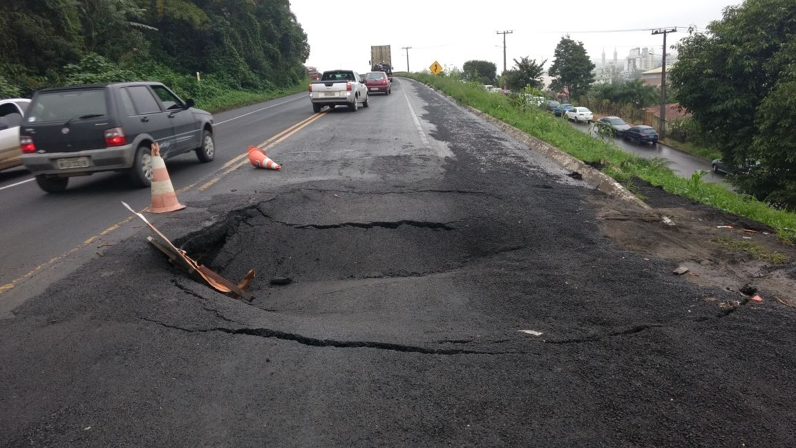 O asfalto cedeu no km 144 da BR-470, em Rio do Sul. O trecho está parcialmente interditado - PRF-SC/Divulgação/ND