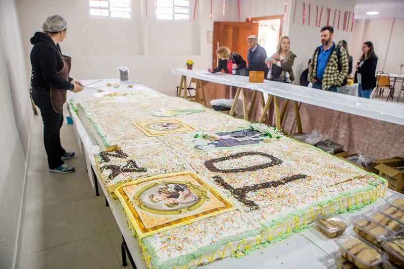 Voluntárias da paróquia fizeram um bolo de uma tonelada - Flávio Tin/ND