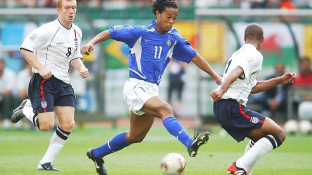VÍDEO: 20 anos depois, Ronaldinho revela se tentou chutar ou cruzar em gol contra a Inglaterra