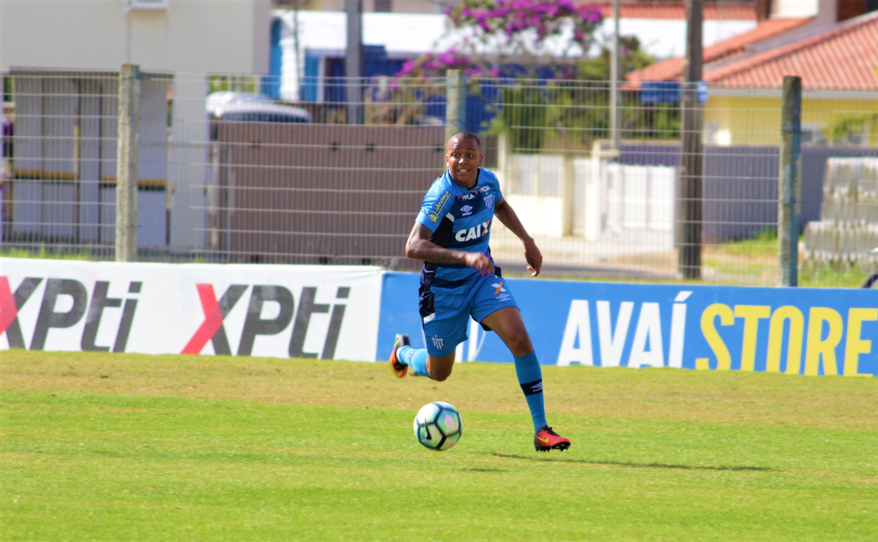 O drama do lateral esquerdo Capa, do Avaí.