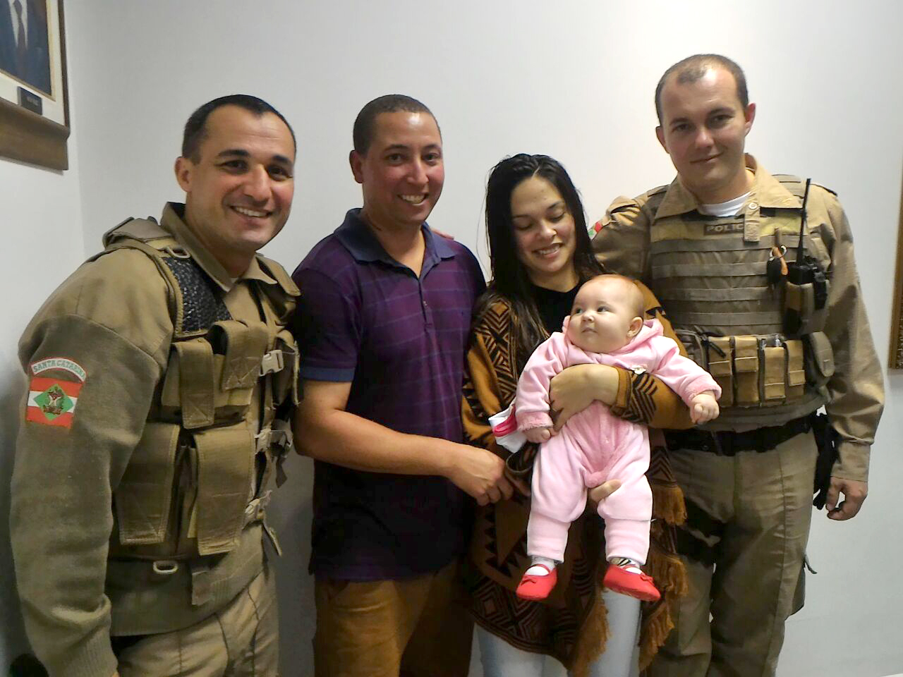 Policiais que salvaram bebê de engasgamento recebem homenagem em São José