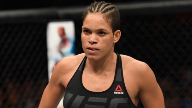 Amanda Nunes vence luta, anuncia aposentadoria e sai do UFC como maior da história