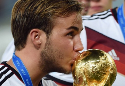 Her&oacute;i do tetra da Alemanha, G&ouml;tze beija o trof&eacute;u da Copa do Mundo de 2014 – Foto: (Foto: AFP)