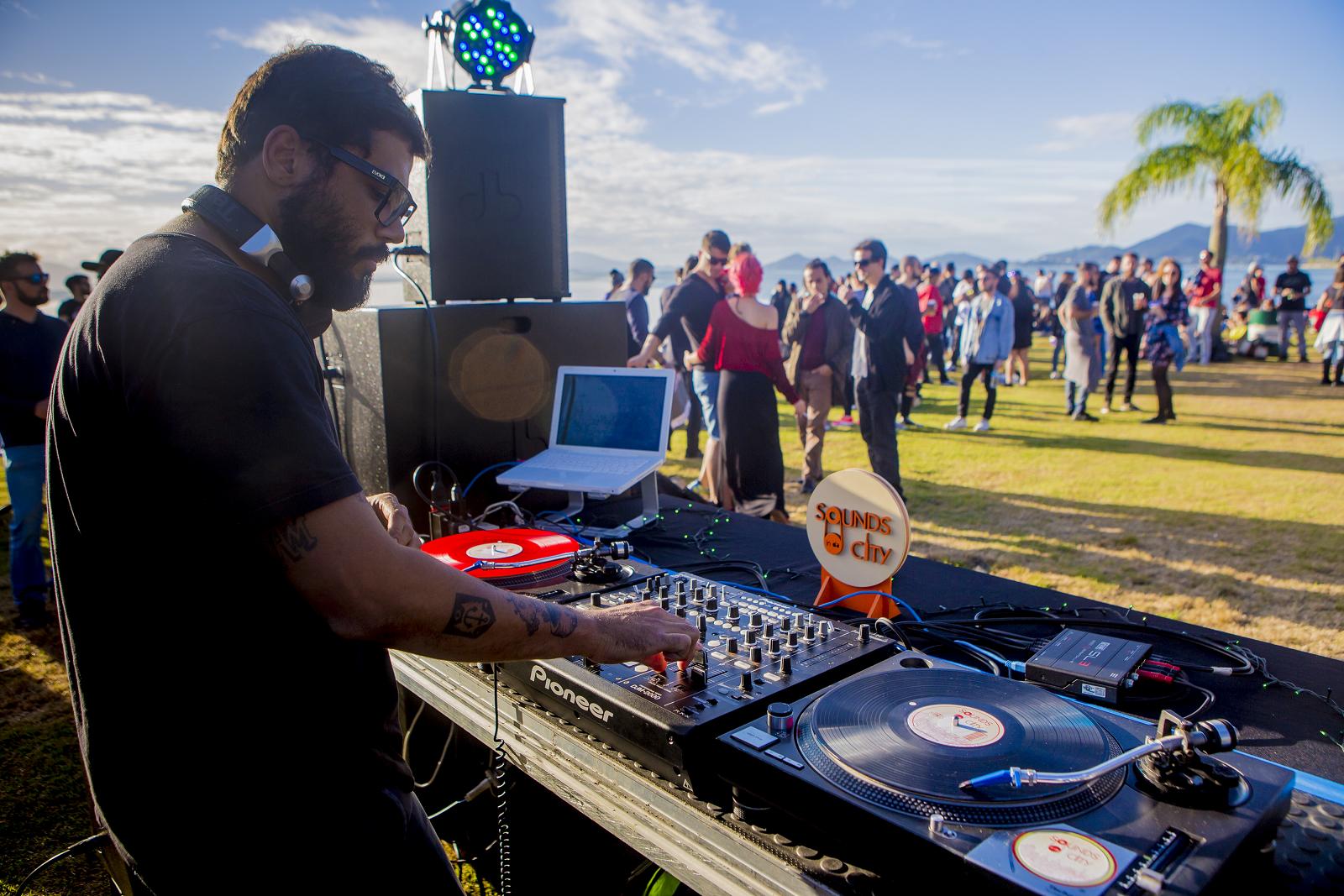 DJ e produtor Allen Rosa, idealizador do projeto Sounds in da City – Foto: Fl&aacute;vio Tin/ND