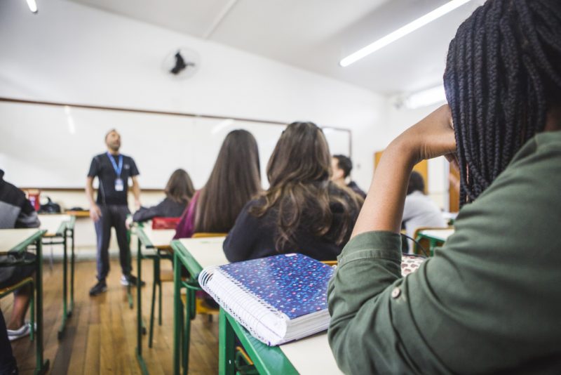 Alunos do ensino médio da rede pública podem ser beneficiados pelo Pé-de-Meia 