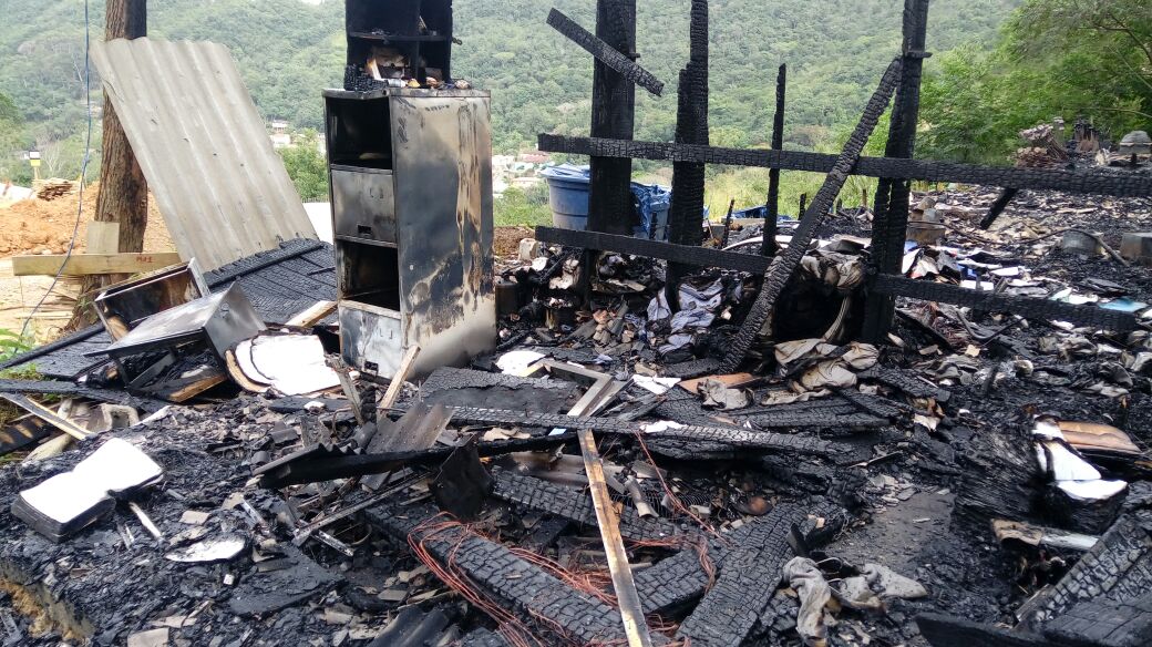 Incêndio atinge construção de creche na Transcaeira, em Florianópolis