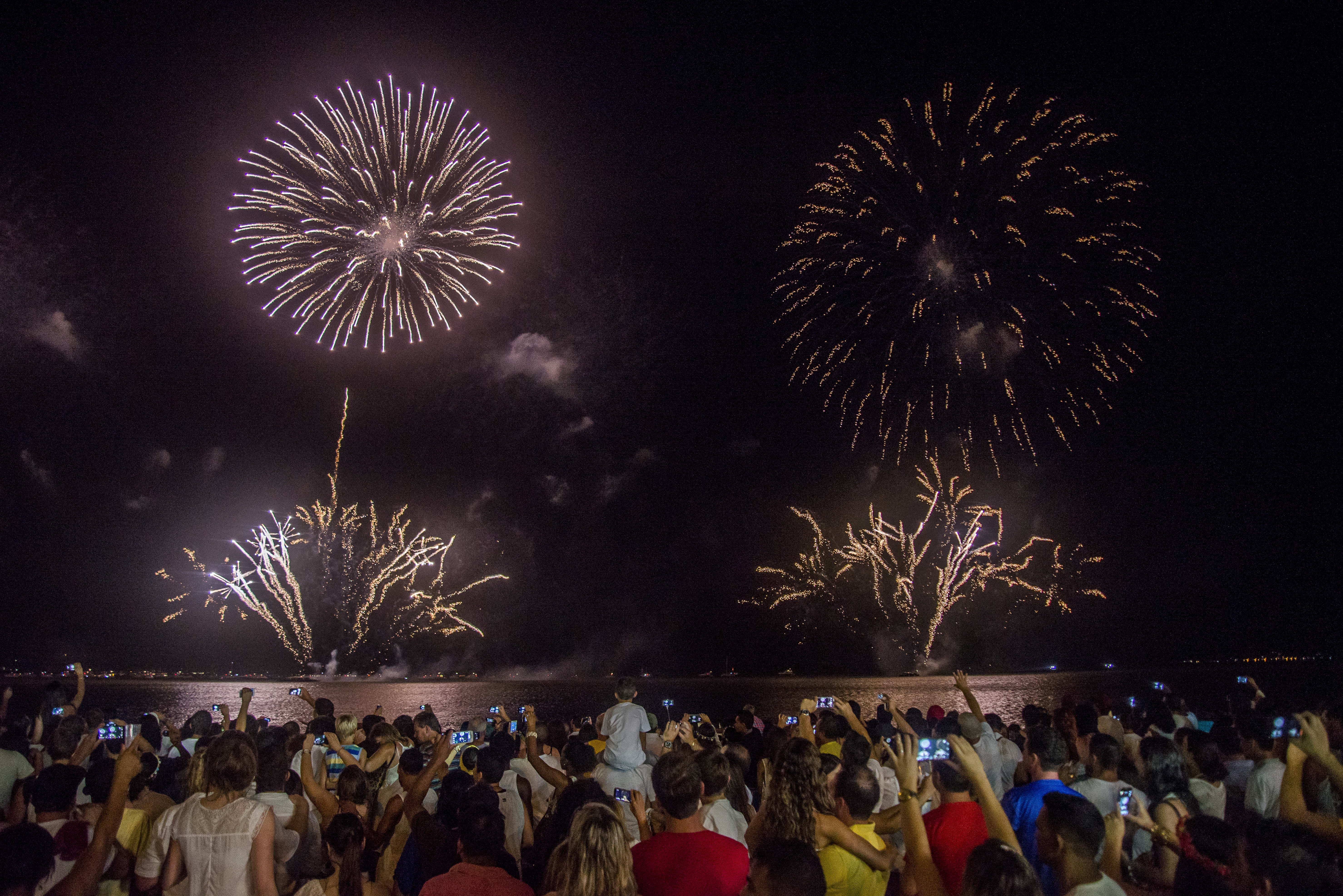 A tradicional queima de fogos no Réveillon de Florianópolis poderá ter, a partir deste ano, apenas luzes - Débora Klempous/Arquivo/ND