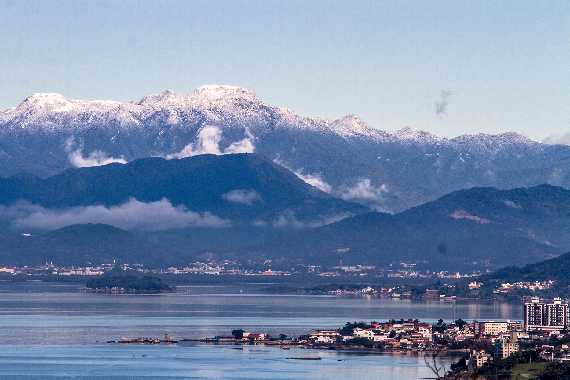 O Morro do Cambirela, em Palhoça, ficou amanheceu coberto por neve em 2013 - Daniel Queiroz/ND