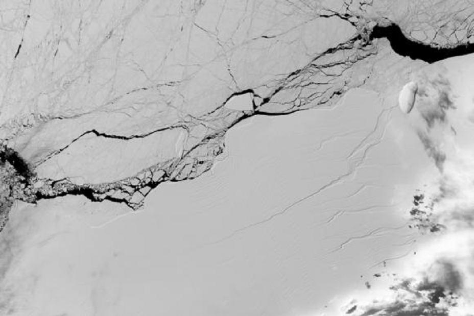 Imagem de sat&eacute;lite de uma longa rachadura na plataforma de gelo Larsen C, tomada em 8 de mar&ccedil;o de 2017 - Nasa/Divulga&ccedil;&atilde;o
