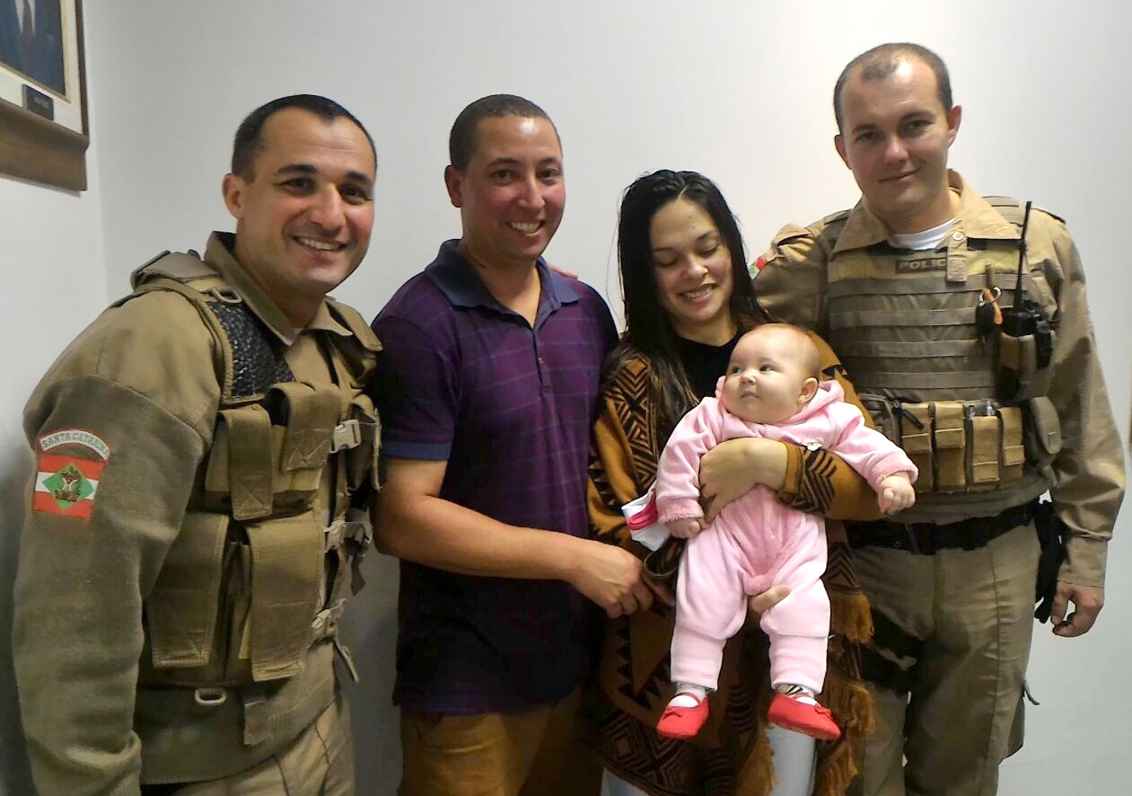 Para os pais da crian&ccedil;a (ao centro), os policiais foram verdadeiros anjos - Divulga&ccedil;&atilde;o/ND