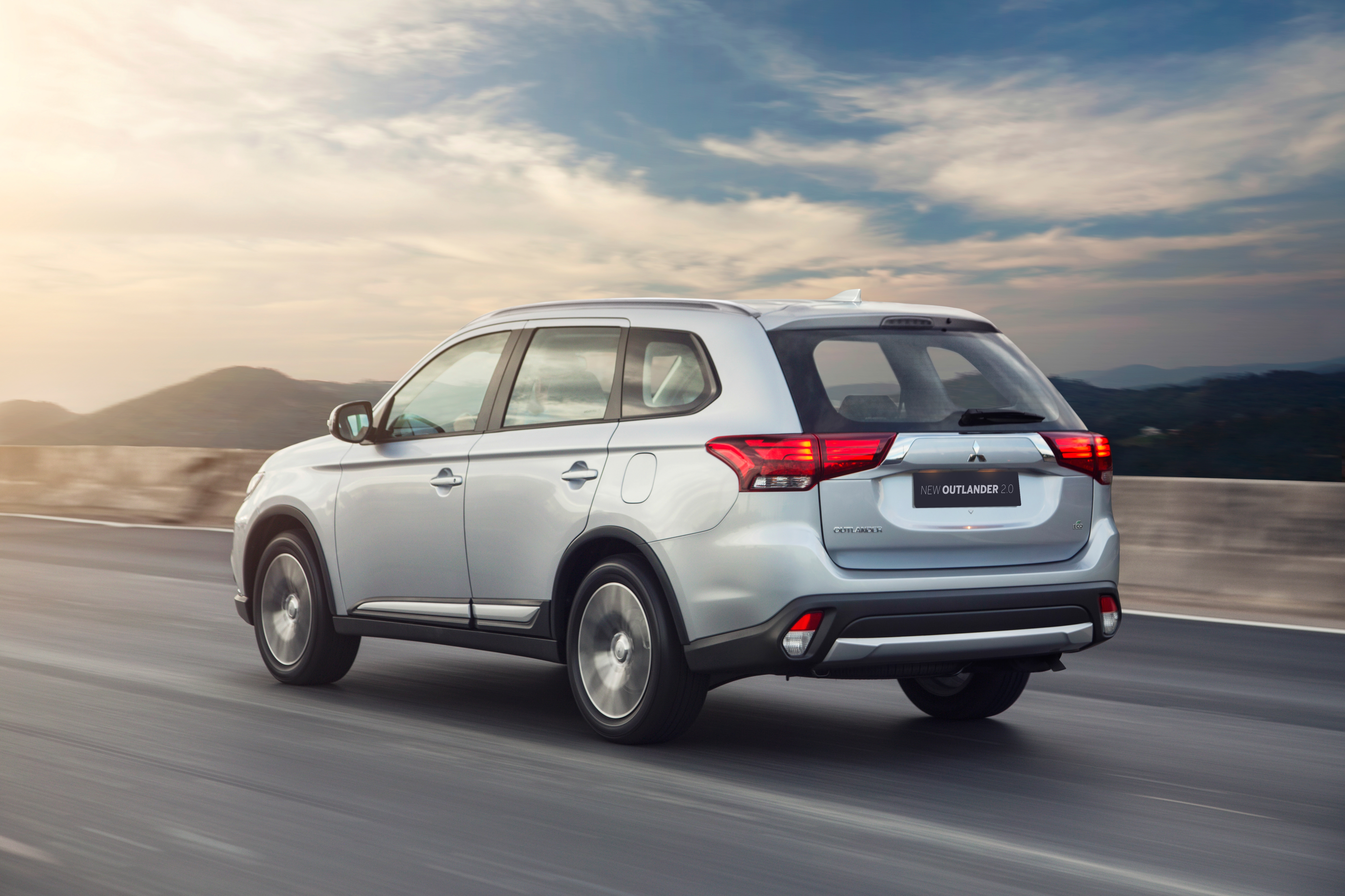 O Outlander Comfort tem rack de teto na cor prata, conferindo ainda mais charme e sofisticação na parte externa, além da Shark Fin Antenna (antena tipo barbatana de tubarão) - Mitsubishi/Divulgação