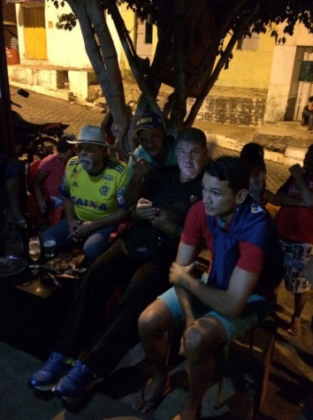 Grupo De Pessoas Assistindo Jogo De Futebol · Foto profissional