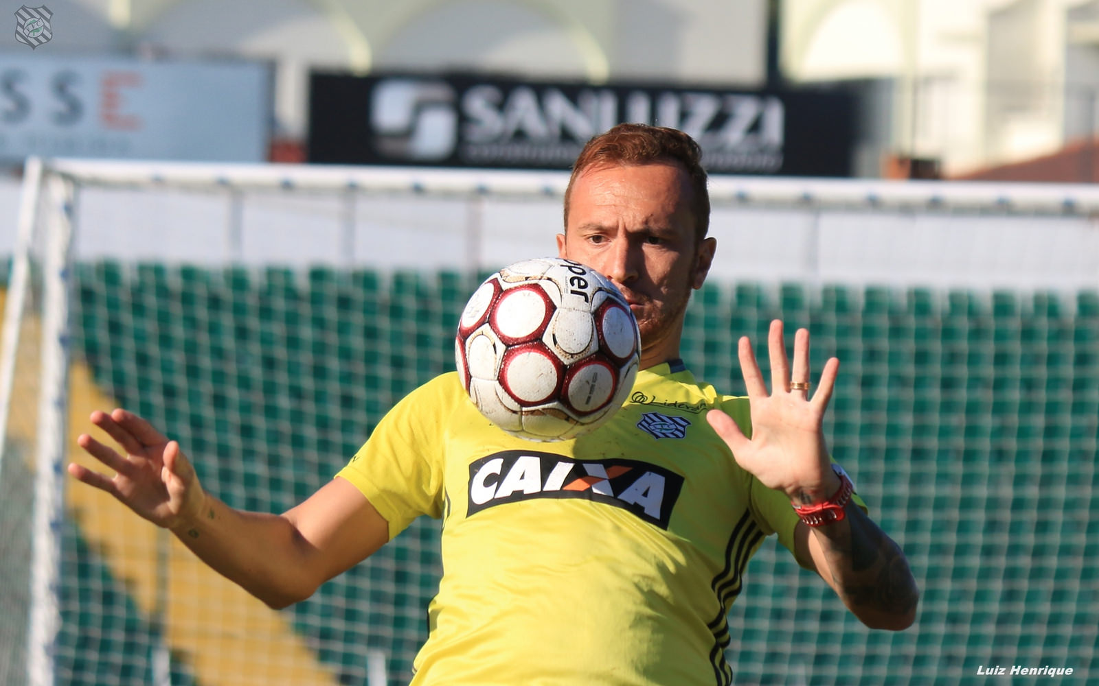 Jogador Zé Love, com a camisa de treino do Figueirense, matando uma bola branca no peito no estádio orlando Scarpelli