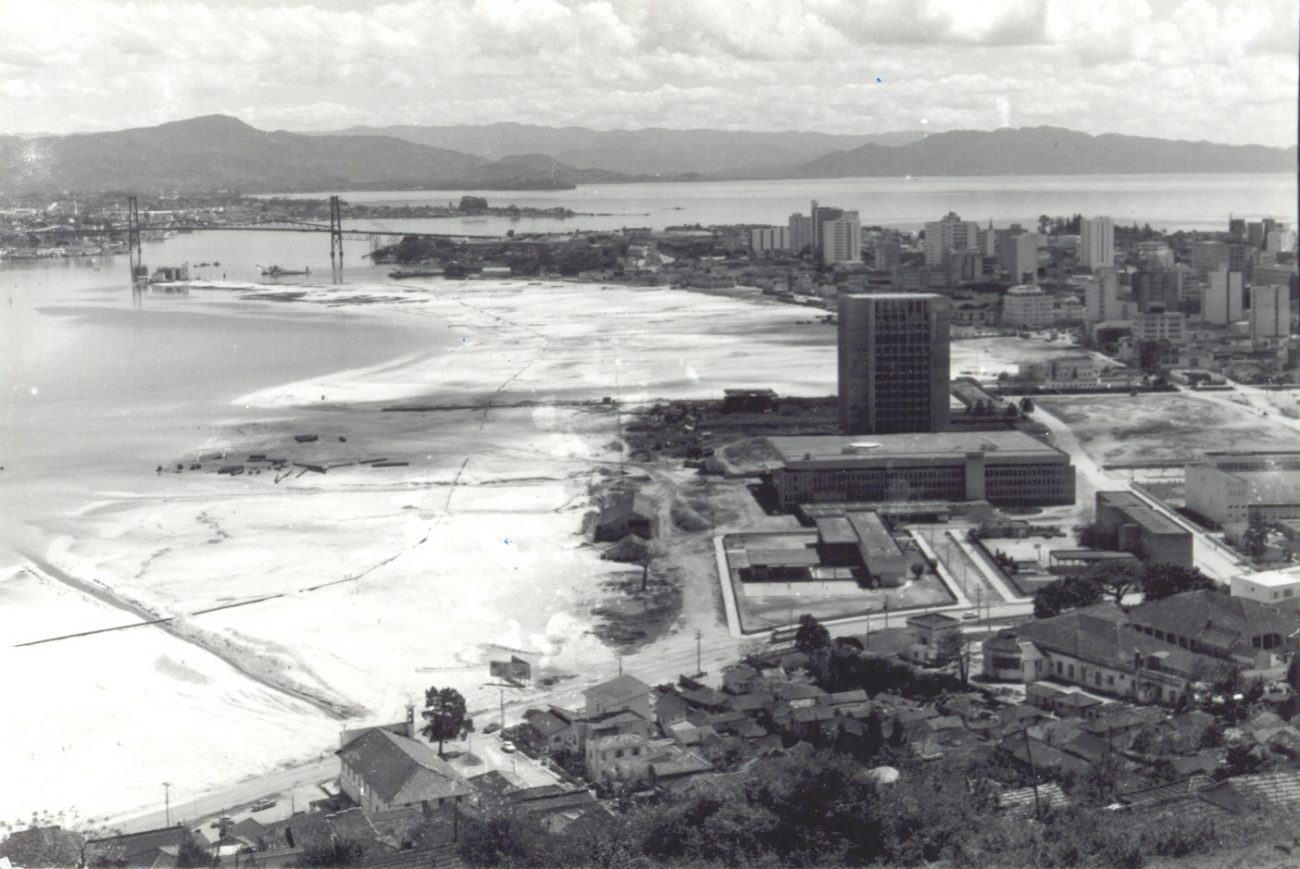 Período em que o aterro foi construído na Baía Sul, em Florinópolis - Reprodução/Ilha do Carvão/ND