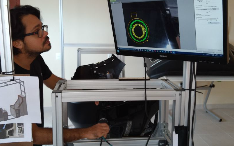 Empresa de Florianópolis criou robô com visão computacional para indústria automotiva