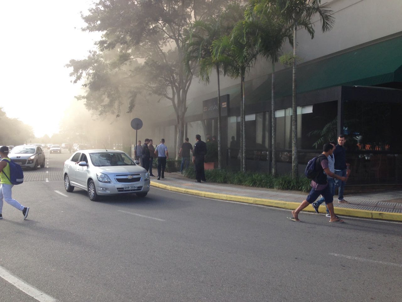 Motorista de aplicativo é esfaqueado na frente de shopping de Florianópolis