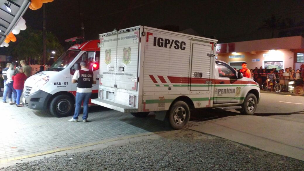 O corpo boiando foi visto, pela primeira, na noite de segunda-feira (1)