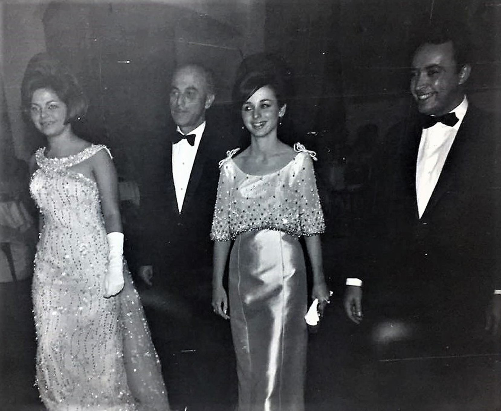 Da esq. para dir.: Glaucia Mercy Zimmermann, miss SC 1966; desembargador Norberto de Miranda Ramos, presidente do clube; a rainha, Vera Cardoso; e Emanoel Campos, diretor da agremia&ccedil;&atilde;o – Foto: Divulga&ccedil;&atilde;o/ND