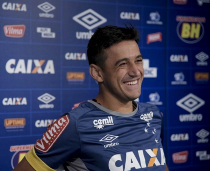 Robinho na &eacute;poca em que vestia a camisa do Cruzeiro. – Foto: (Foto: Washington Alves/Cruzeiro)