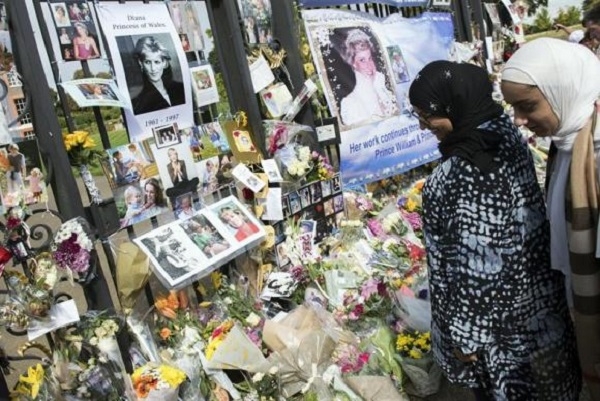 Pessoas prestaram homenagens &agrave; princesa - Will Oliver/EFE/Divulga&ccedil;&atilde;o/ND