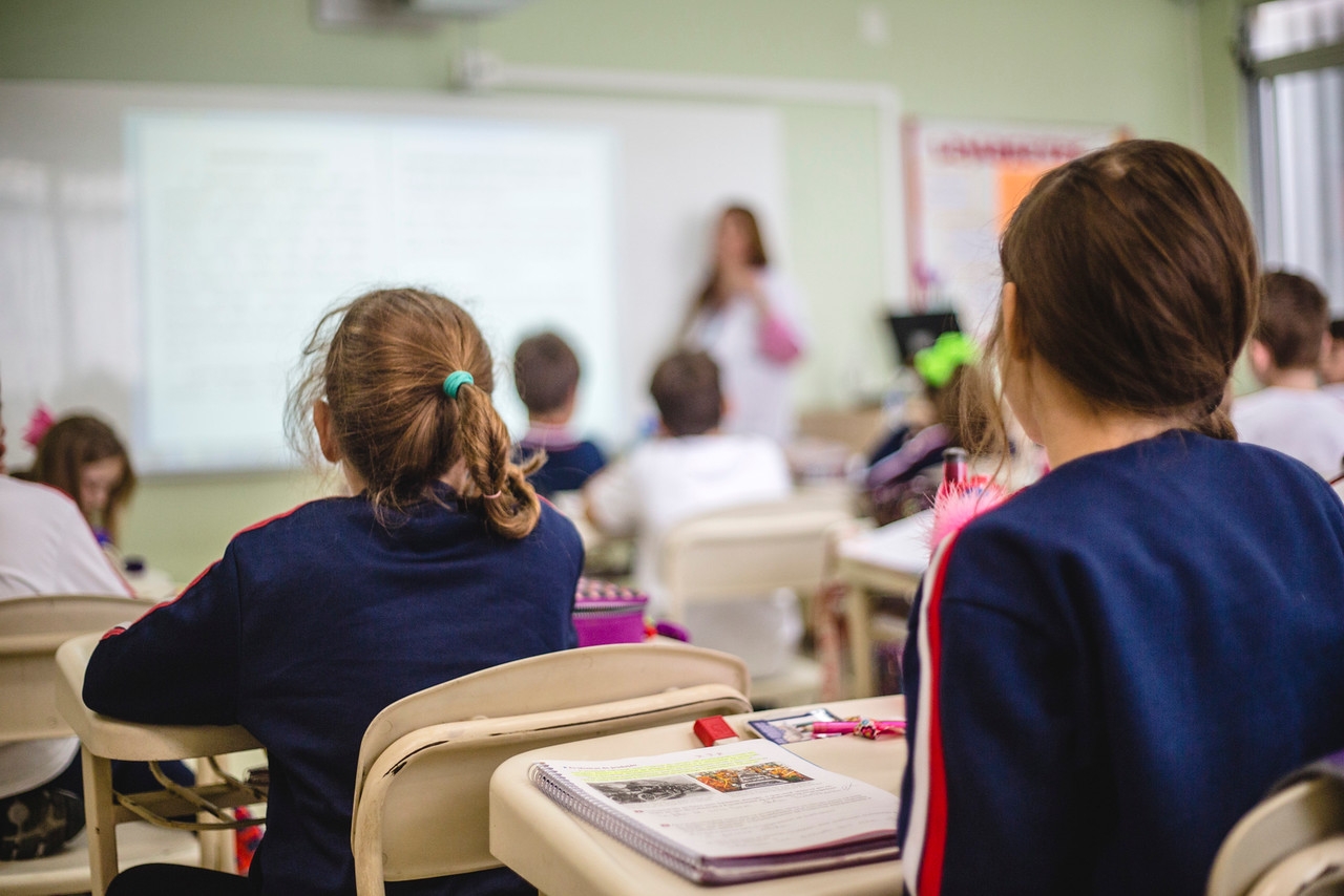 SC institui semana para promover 'educação neutra' nas escolas com cartaz de 7 regras