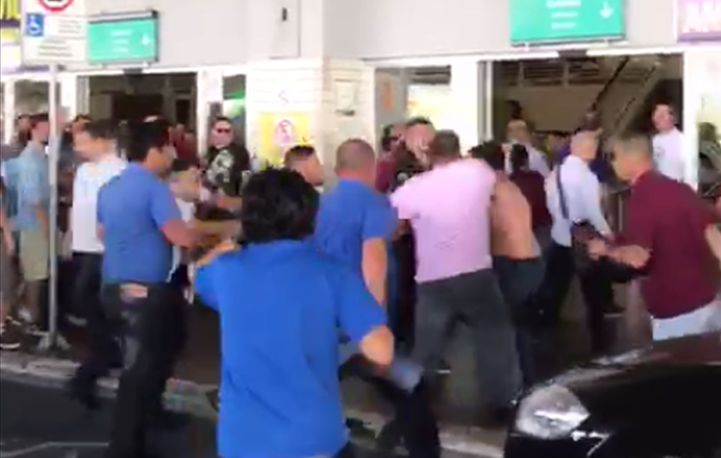 Taxistas e motoristas de turismo se envolvem em confusão no aeroporto de Florianópolis