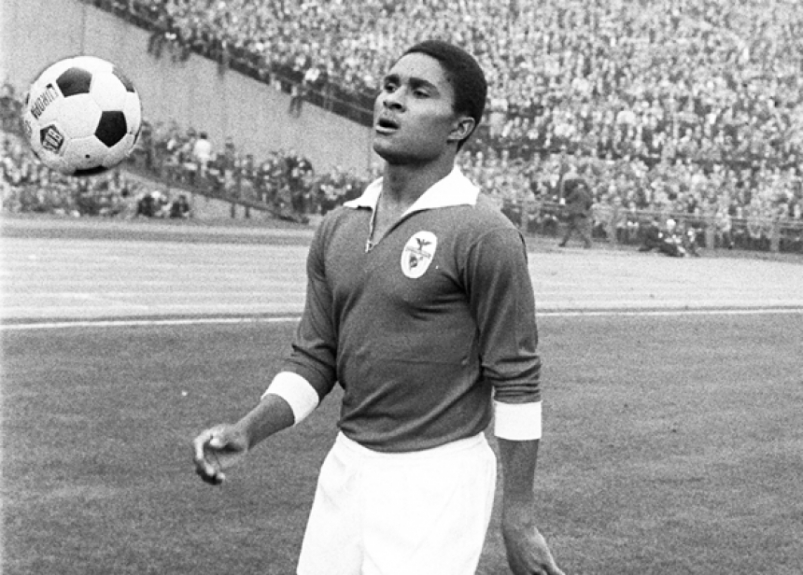 10&ordm;) O portugu&ecirc;s Eus&eacute;bio, &iacute;dolo absoluto no Benfica, &eacute; o d&eacute;cimo jogador no ranking da artilharia. Entre 1961 e 1974, o atacante marcou 63 gols. – Foto: Eus&eacute;bio – Benfica – 1962 (Foto: Divulga&ccedil;&atilde;o/Fifa)