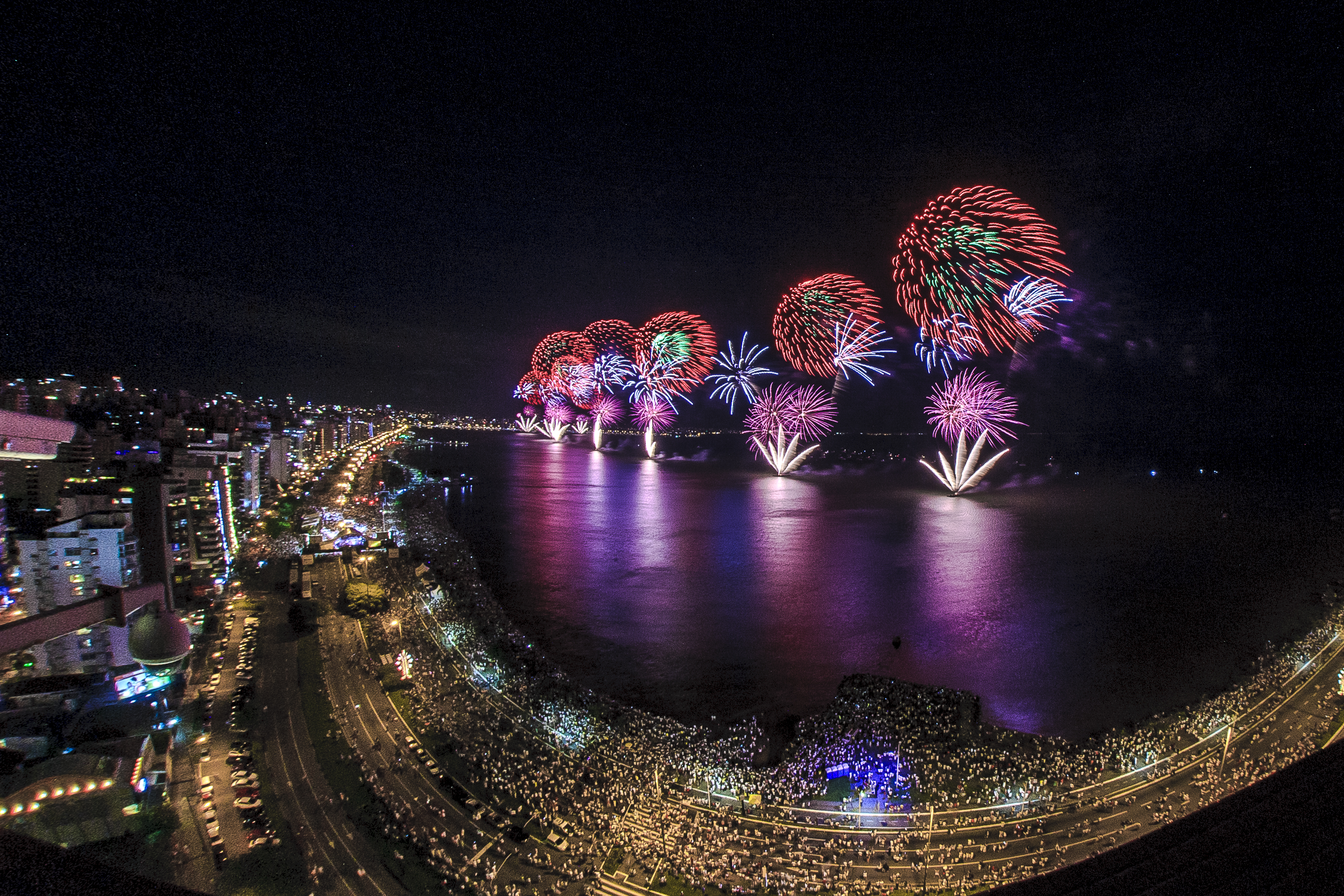 Réveillon em Itapema: 6 balsas promovem show de fogos de 12 minutos