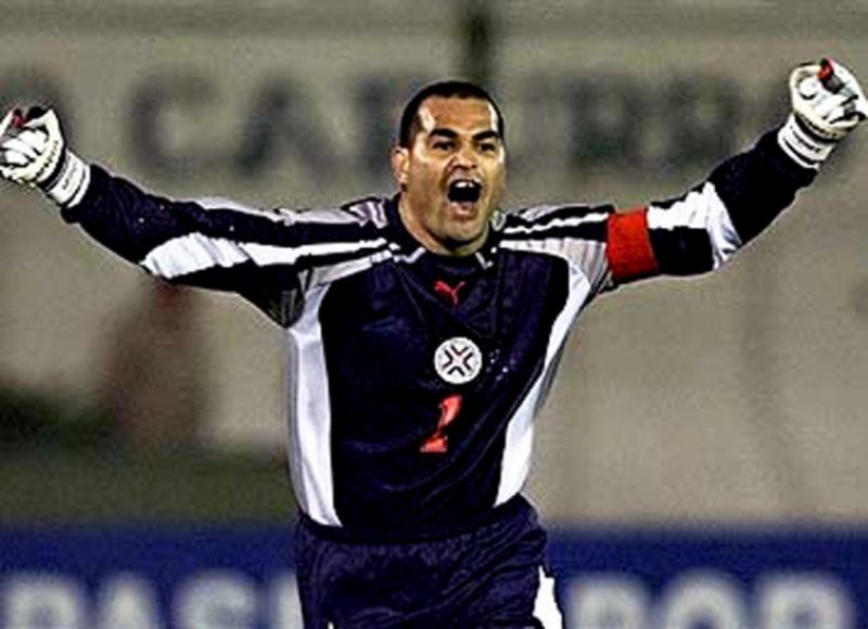 Chilavert, enquanto jogador, sai para comemorar gol