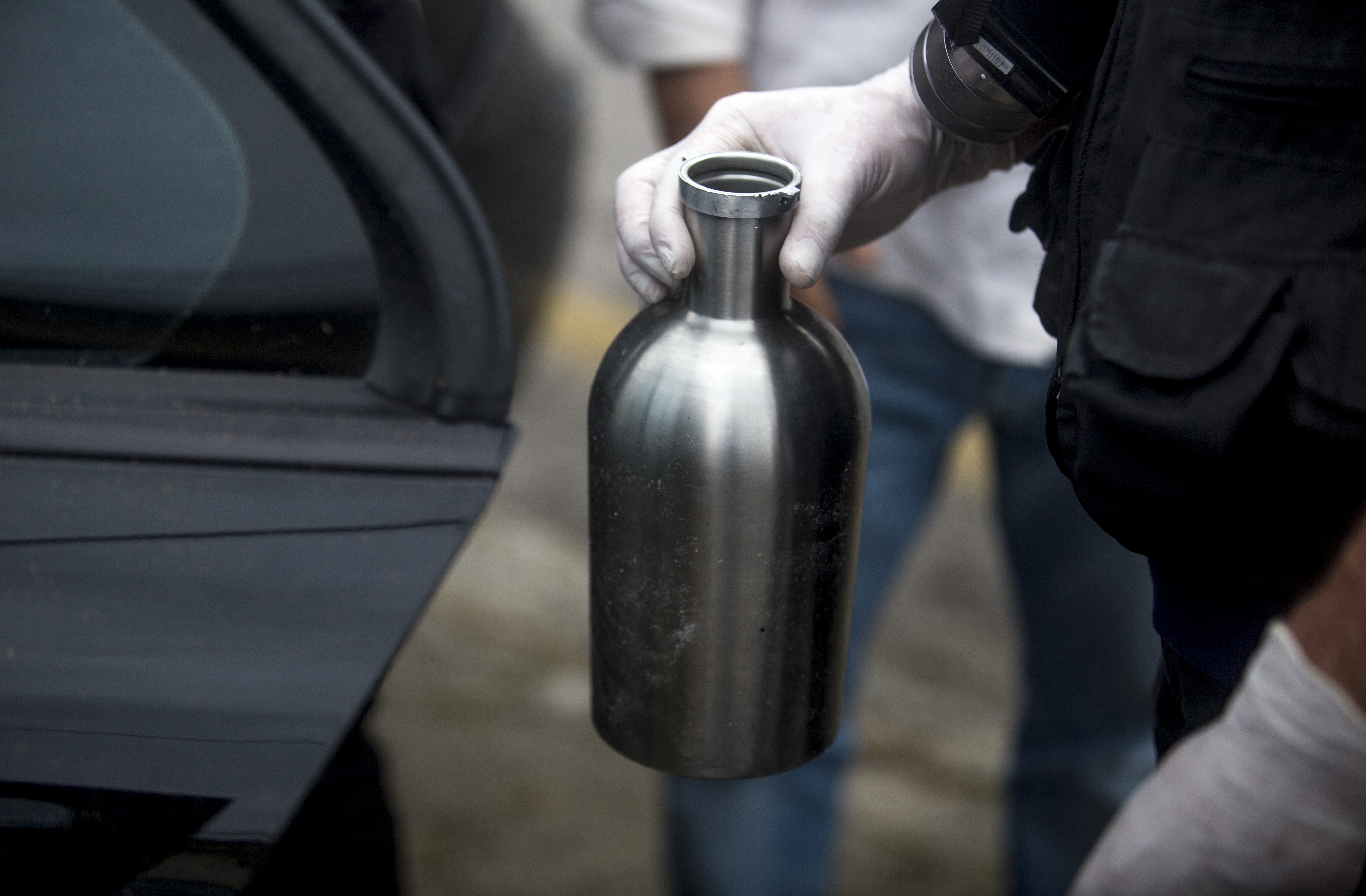 Per&iacute;cia realizada na sexta &agrave; tarde pelo IGP localizou garrafa com resto de cerveja dentro do carro - Fl&aacute;vio Tin/ ND