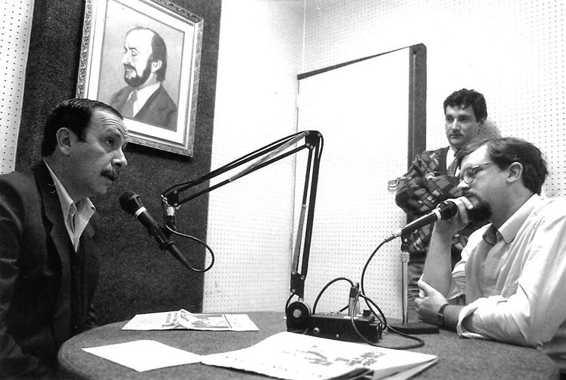 Wedekin (esquerda), este colunista e Cancellier (em pé), durante entrevista do então senador à Rádio Secom, do Governo do Estado, em 1989 - Acervo Carlos Damião