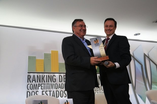 O governador Raimundo Colombo recebeu o prêmio em São Paulo - Julio Cavalheiro/Divulgação/ND