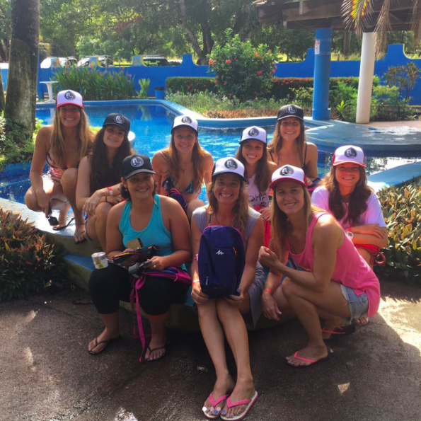 Surfistas viajaram em sete meninas, mas a ideia &eacute; ter tamb&eacute;m um grupo misto em 2018 - Arquivo Pessoal/Divulga&ccedil;&atilde;o