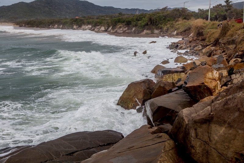 A maré alta atingiu as regiões Norte e do Sul de Florianópolis, como na praia do Caldeirão - Flávio Tin/ND