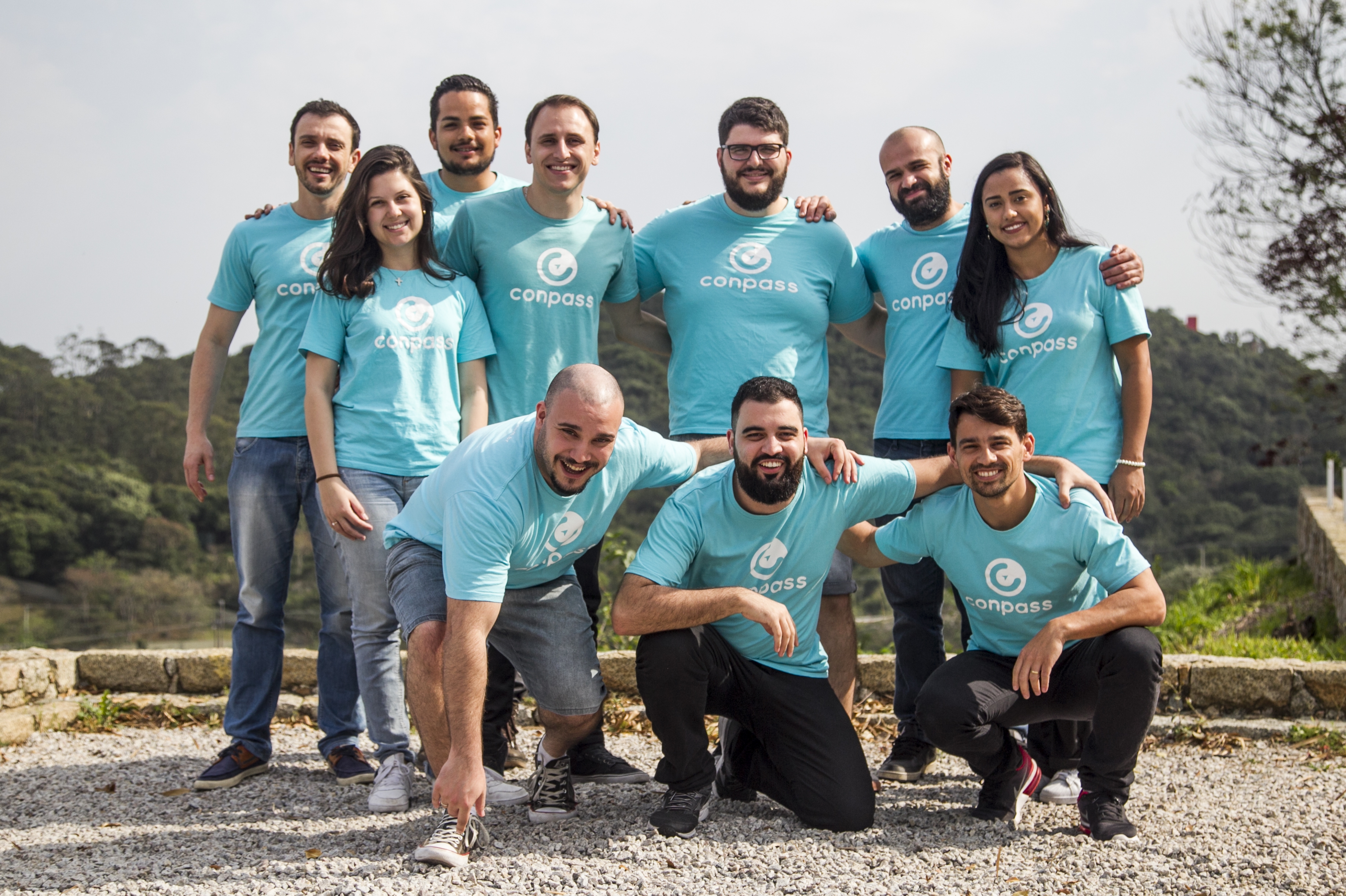 Biava (4º da esq. para a dir., em pé) e equipe da empresa de tecnologia - Marco Santiago/ND