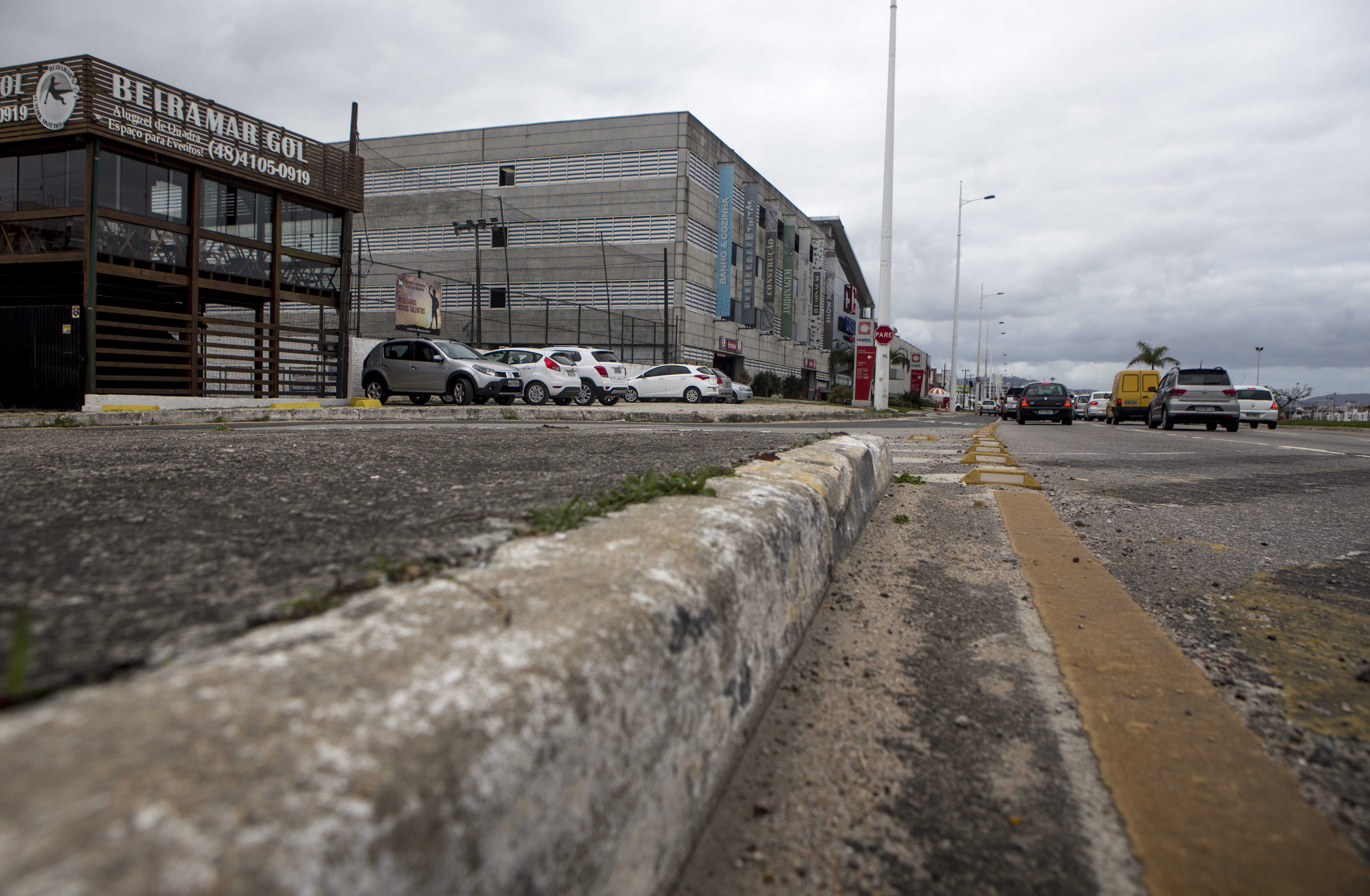 Aor e Jo&atilde;o Carlos foram atingidos pelo carro na frente da quadra de futebol onde jogaram - Fl&aacute;vio Tin/ ND