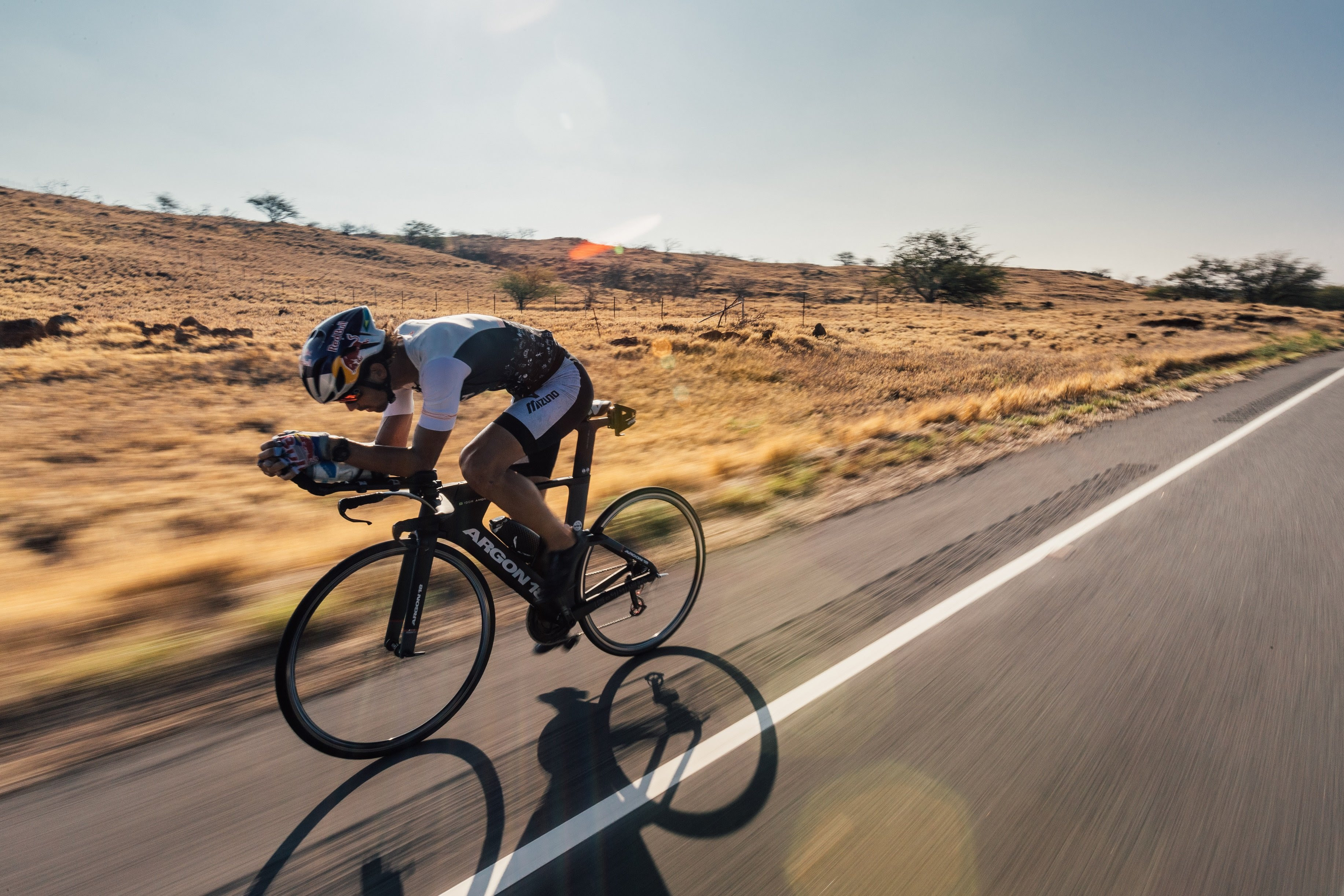 Igor Amorelli disputa o Mundial de Triatlo neste domingo em Kona