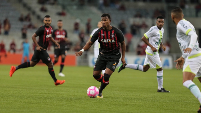 Chapecoense se aproxima de contratação de atacante ex-Botafogo e Vasco