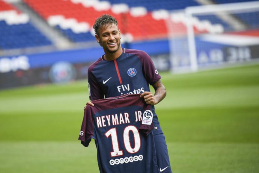 Neymar chegou ao PSG no in&iacute;cio da temporada 2017/2018 e enfrentou problema com les&atilde;o nessa mesma fase – Foto: (Foto: LIONEL BONAVENTURE / AFP)